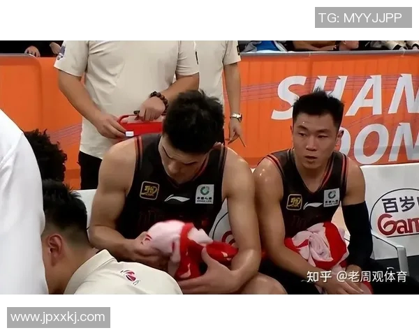 山东男篮主场不敌新疆,遭遇两连败 山东男篮主场不敌新疆,遭遇两连败